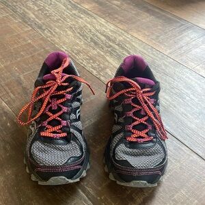 Size 7.5 Women’s Saucony sneakers. Black and gray with pops of pink.